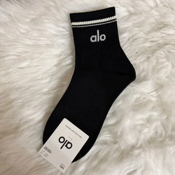 Alo Yoga Logo Crew Socks Black S/M NWT - Picture 2 of 5